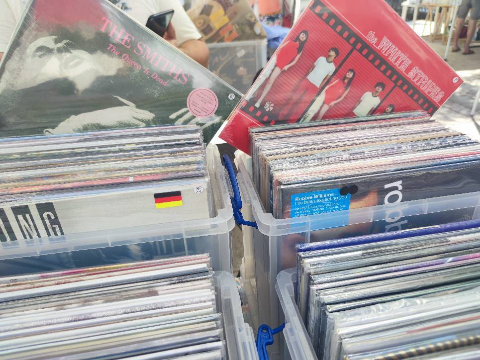 Sesto Calende in vinile, 33 giri e compact disc nel cortile della biblioteca