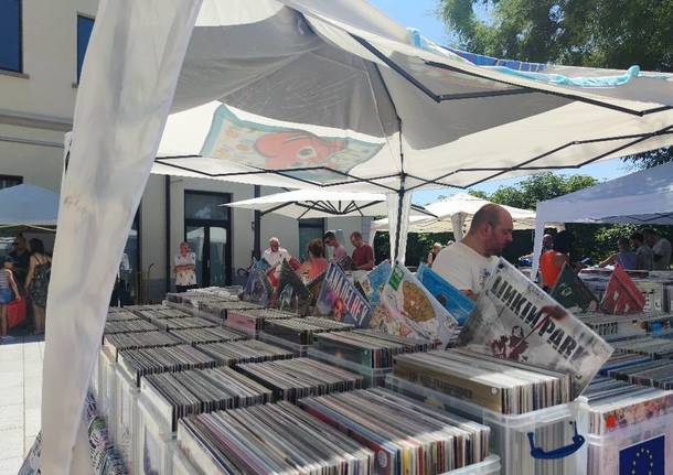 Sesto Calende in vinile, 33 giri e compact disc nel cortile della biblioteca