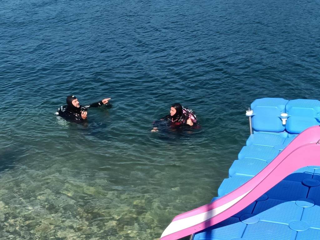 A Porto Valtravaglia il vento mette in difficoltà lo scivolo in spiaggia, sub volontari lo riparano