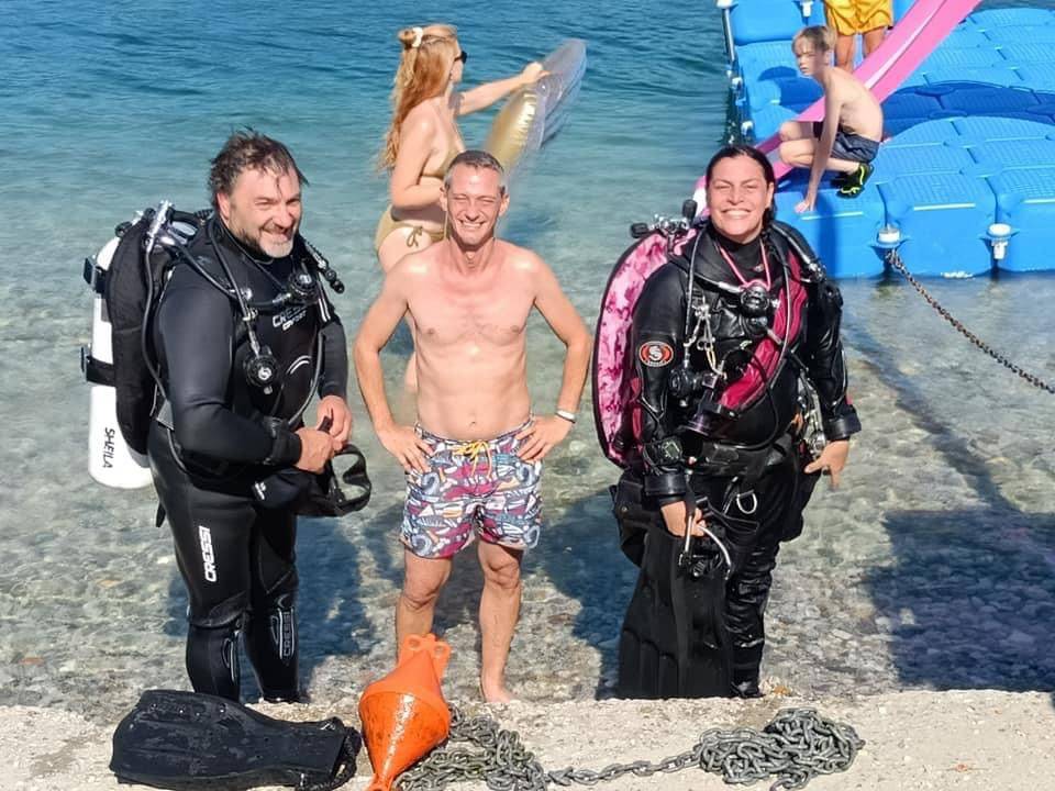 A Porto Valtravaglia il vento mette in difficoltà lo scivolo in spiaggia, sub volontari lo riparano