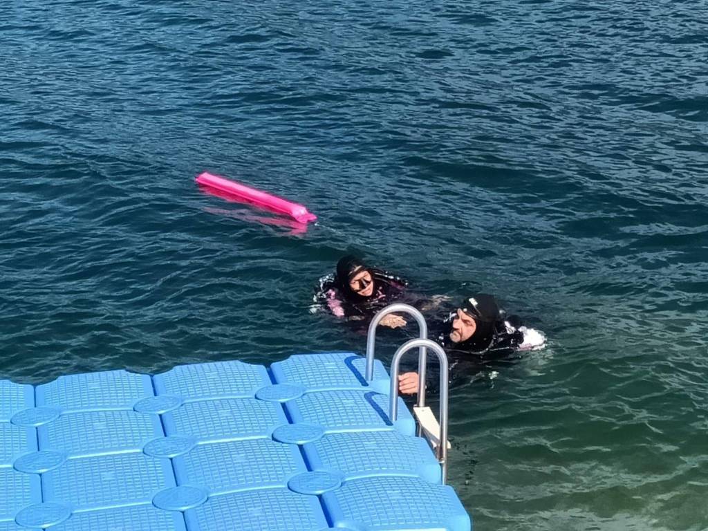 A Porto Valtravaglia il vento mette in difficoltà lo scivolo in spiaggia, sub volontari lo riparano