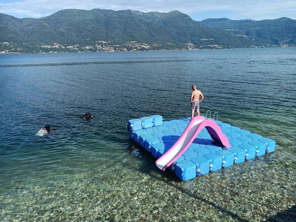 A Porto Valtravaglia il vento mette in difficoltà lo scivolo in spiaggia, sub volontari lo riparano