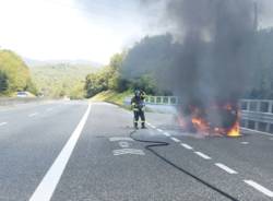 auto in fiamme a26 Meina