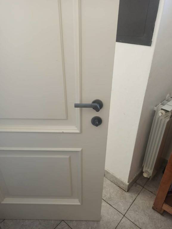 "Pure Grip", la maniglia pulita per i bagni di bar e attività commerciali