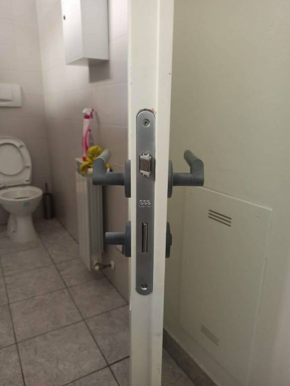 "Pure Grip", la maniglia pulita per i bagni di bar e attività commerciali