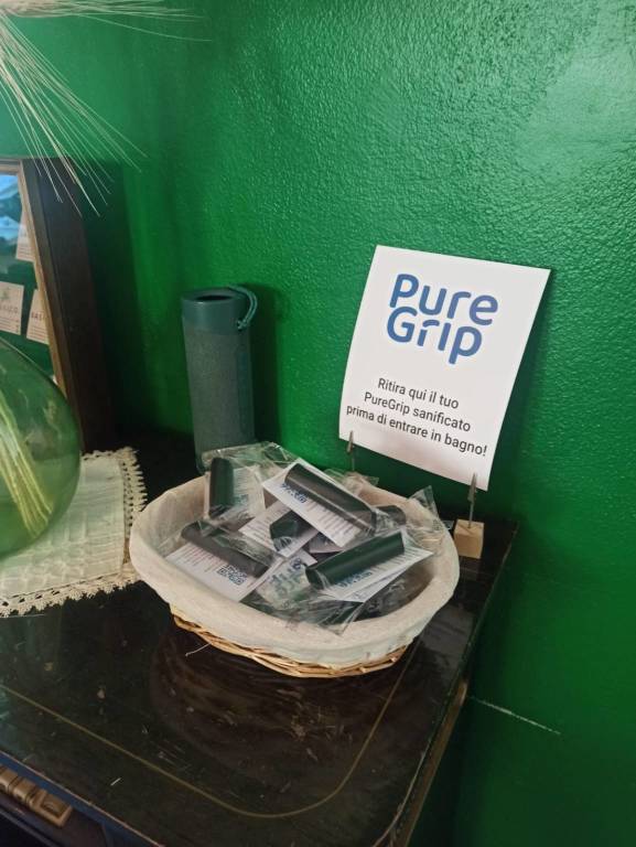 "Pure Grip", la maniglia pulita per i bagni di bar e attività commerciali