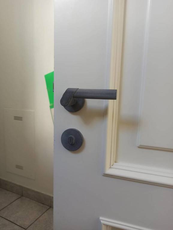 "Pure Grip", la maniglia pulita per i bagni di bar e attività commerciali