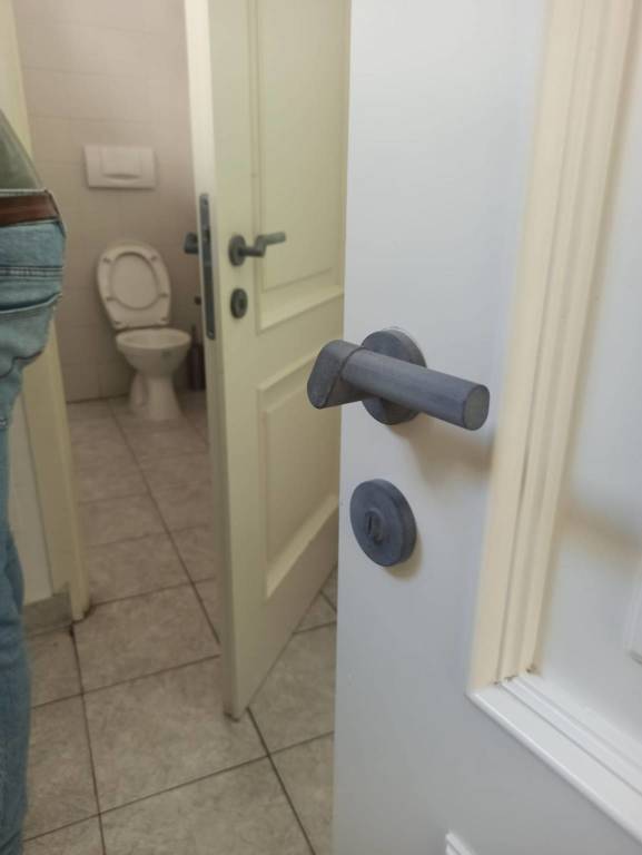 "Pure Grip", la maniglia pulita per i bagni di bar e attività commerciali