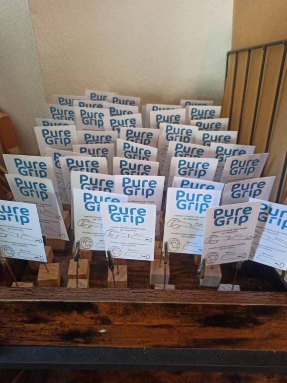 "Pure Grip", la maniglia pulita per i bagni di bar e attività commerciali