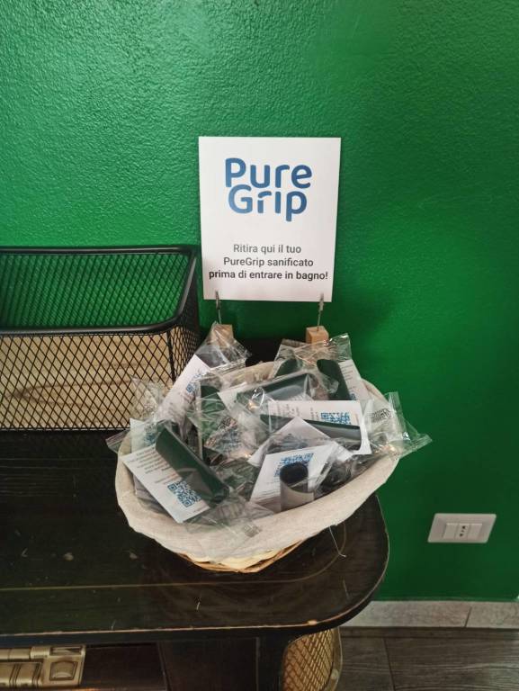 "Pure Grip", la maniglia pulita per i bagni di bar e attività commerciali