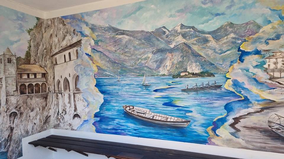 A Leggiuno la fermata dell'autobus a Reno è dipinta