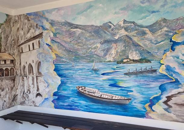 A Leggiuno la fermata dell'autobus a Reno è dipinta