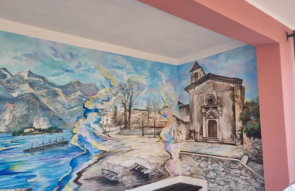 A Leggiuno la fermata dell'autobus a Reno è dipinta