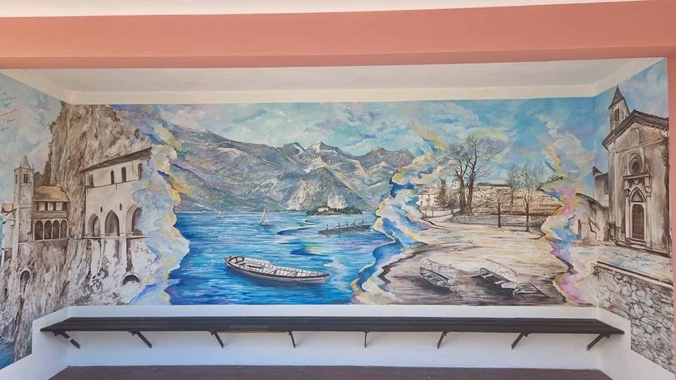 A Leggiuno la fermata dell'autobus a Reno è dipinta