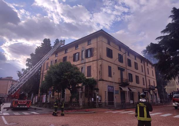 Il lavoro di bonifica dopo l’incendio di Luino