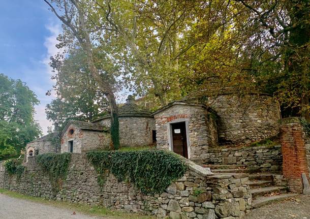 Prime sfumature d’autunno alle ghiacciaie di Cazzago Brabbia