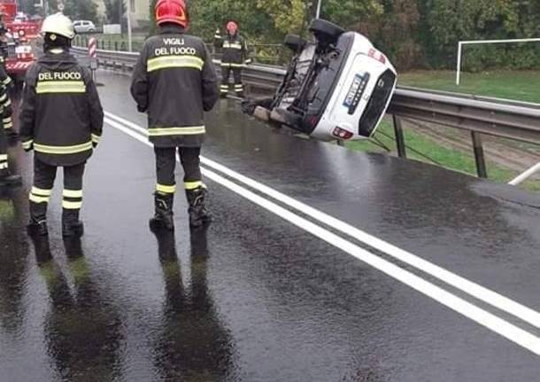 Crolla un cavalcavia a Novara: una automobile recuperata dai Vigili del Fuoco 