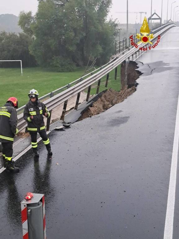 Crolla un cavalcavia a Novara: una automobile recuperata dai Vigili del Fuoco 