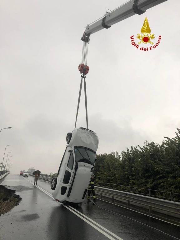 Crolla un cavalcavia a Novara: una automobile recuperata dai Vigili del Fuoco 