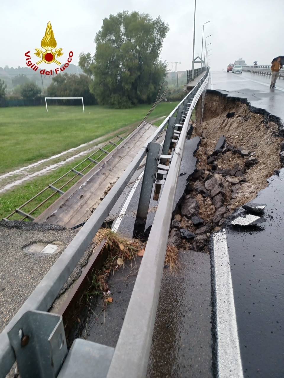 Crolla un cavalcavia a Novara: una automobile recuperata dai Vigili del Fuoco 