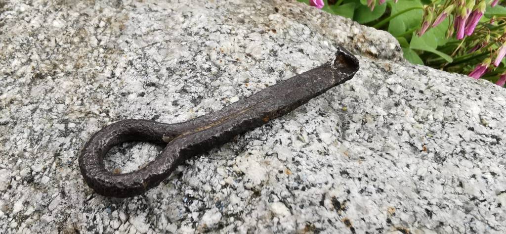 I reperti pescati col magnete nel Lago di Varese