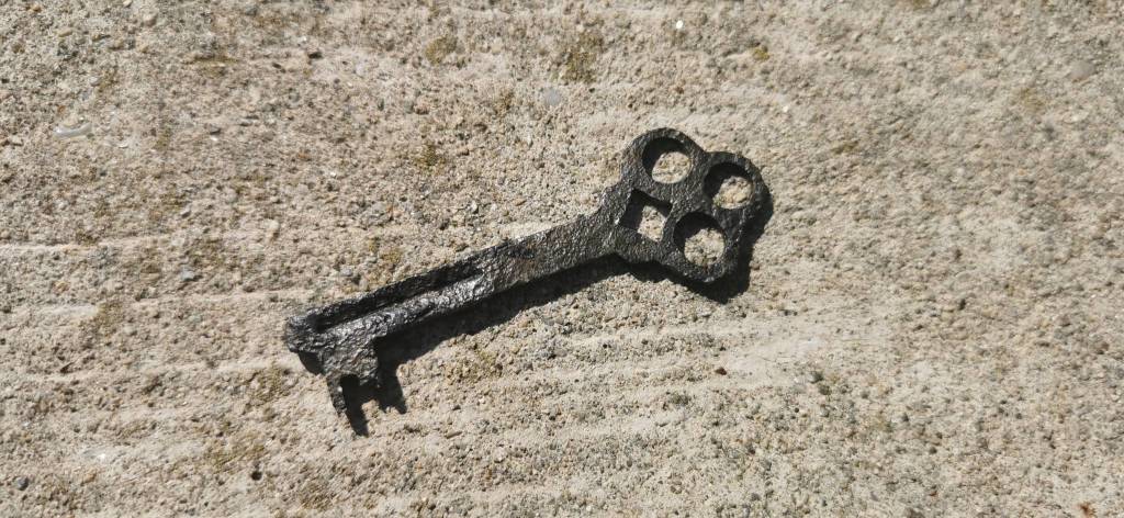 I reperti pescati col magnete nel Lago di Varese
