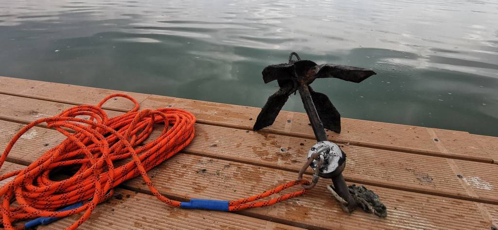 I reperti pescati col magnete nel Lago di Varese