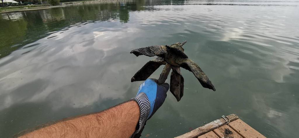 I reperti pescati col magnete nel Lago di Varese