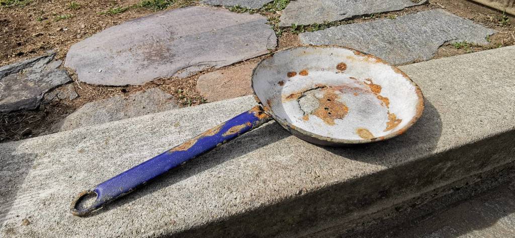 I reperti pescati col magnete nel Lago di Varese