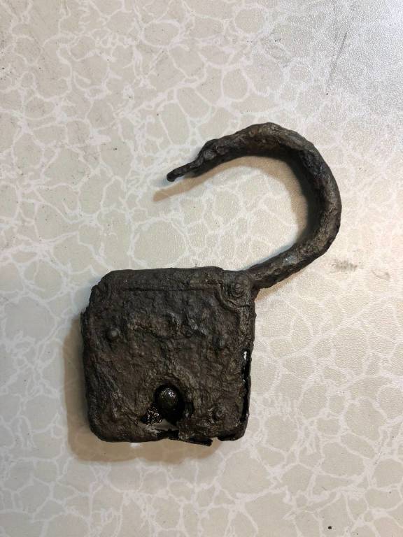 I reperti pescati col magnete nel Lago di Varese