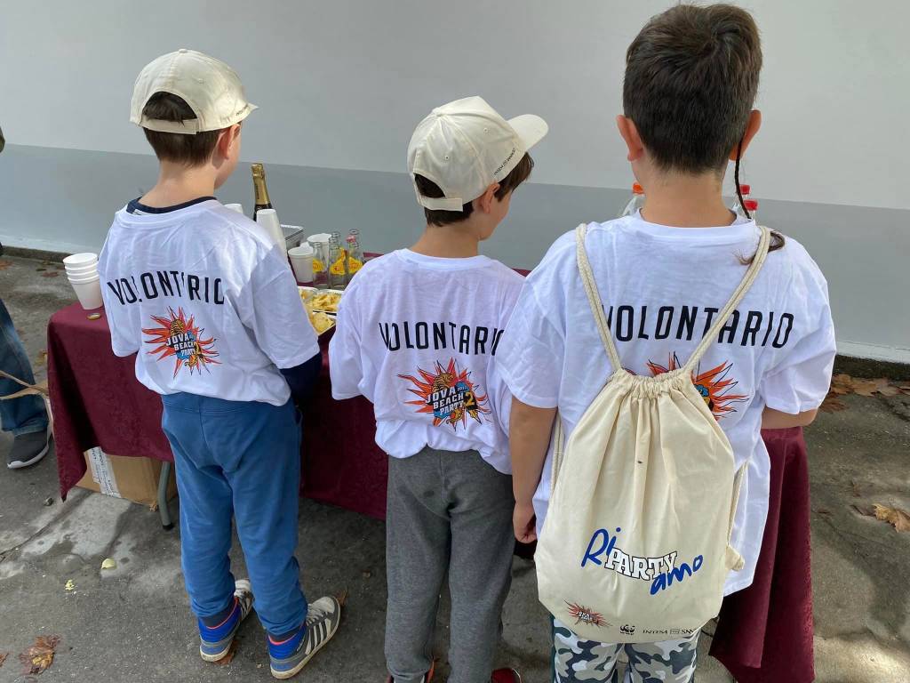 Immondizia raccolta dai sommozzatori nel lago maggiore ad Angela