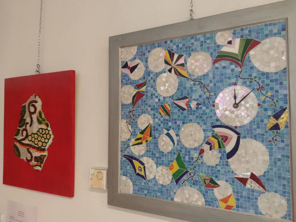 Sculture in ulivo, mosaici e haiku nella nuova mostra "alla Soara" di Angera