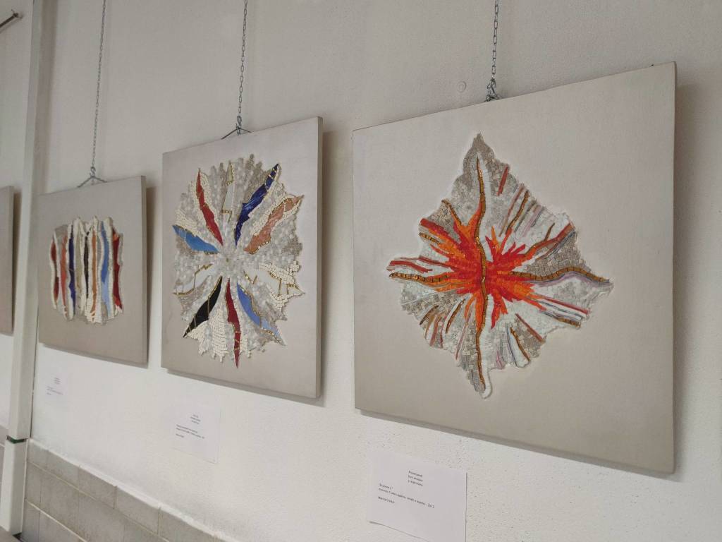 Sculture in ulivo, mosaici e haiku nella nuova mostra "alla Soara" di Angera