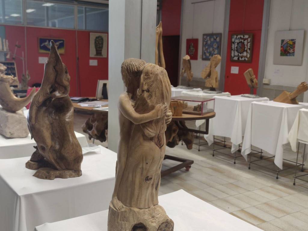 Sculture in ulivo, mosaici e haiku nella nuova mostra "alla Soara" di Angera