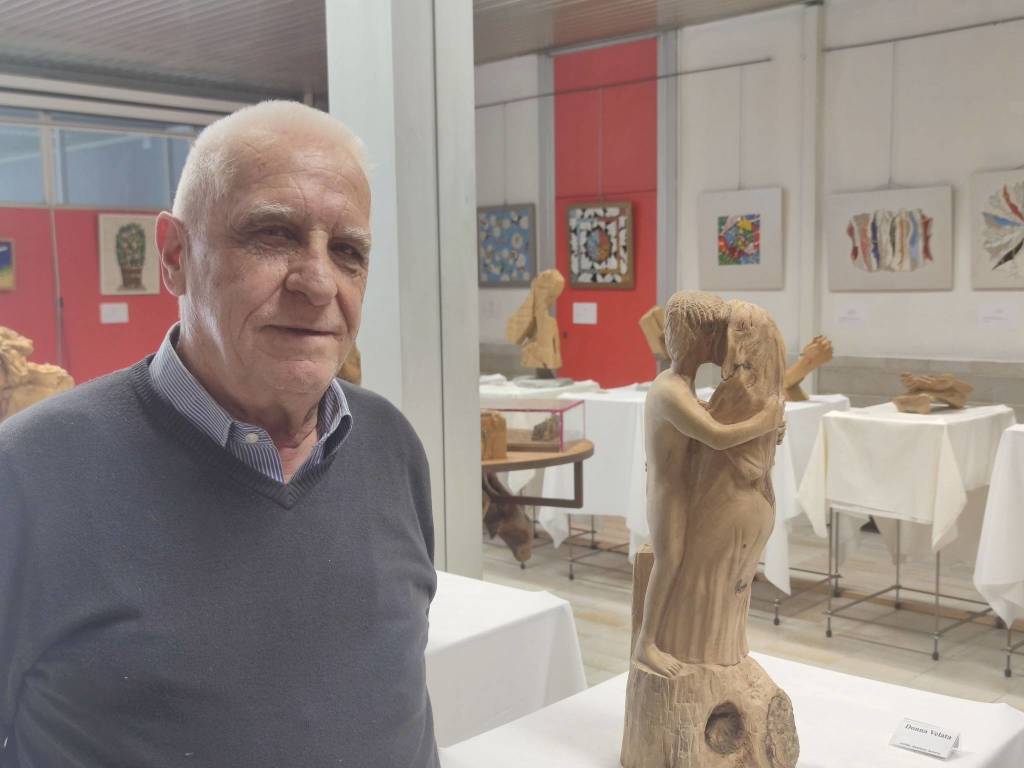 Sculture in ulivo, mosaici e haiku nella nuova mostra "alla Soara" di Angera