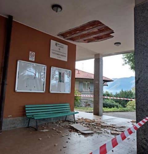 Distacco dal soffitto di un portico esterno al Sereni di Luino
