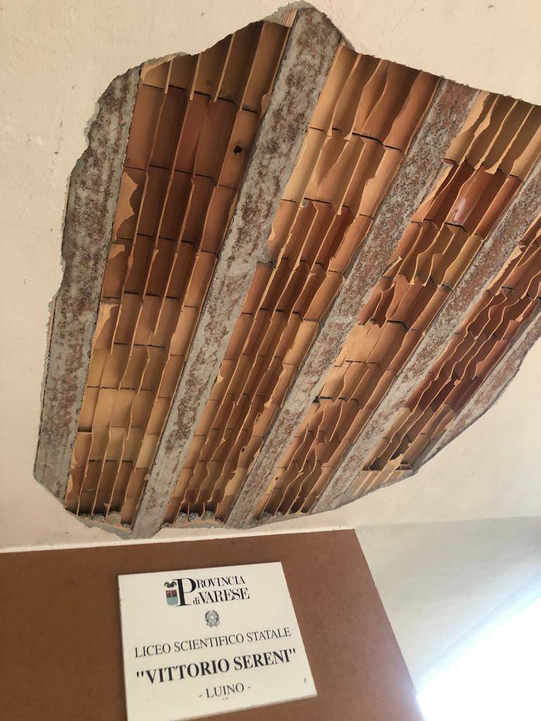 Distacco dal soffitto di un portico esterno al Sereni di Luino