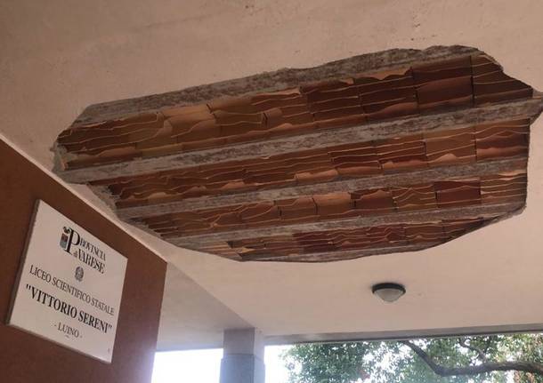 Distacco dal soffitto di un portico esterno al Sereni di Luino