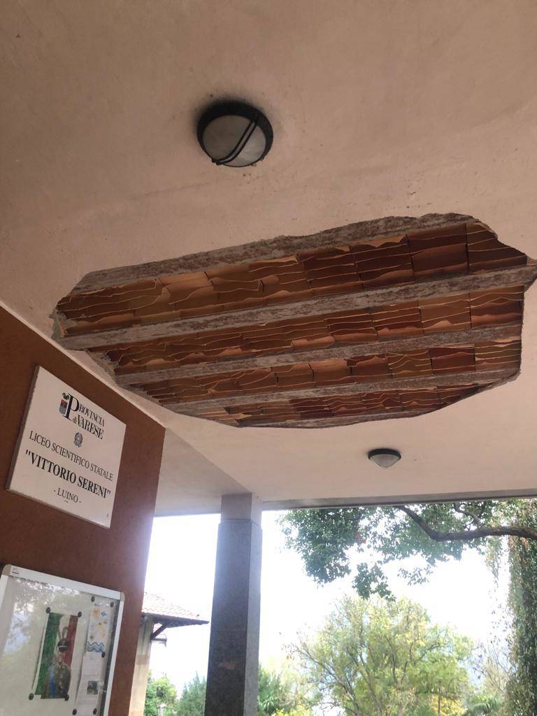 Distacco dal soffitto di un portico esterno al Sereni di Luino