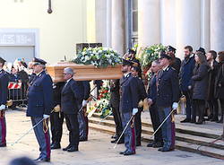 I volti, la piazza, la commozione al funerale di Roberto Maroni