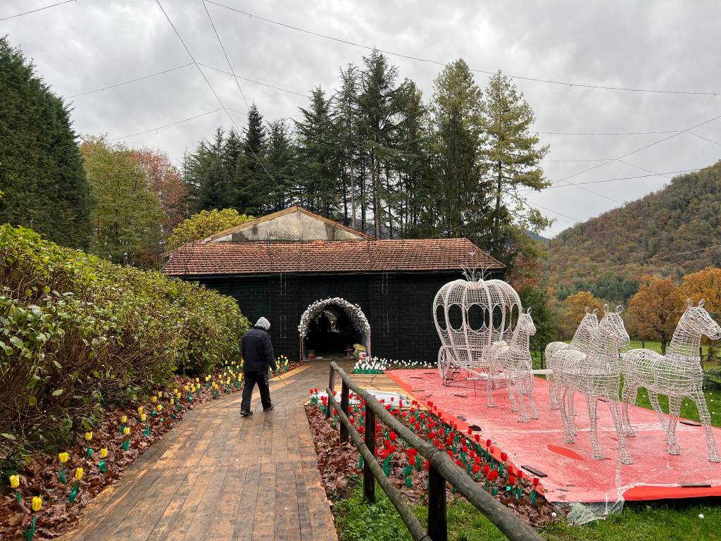 L’allestimento delle Lucine di Natale di Leggiuno 2022