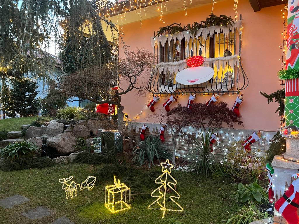A Ispra la casa di Babbo Natale con un allestimento di luci e addobbi