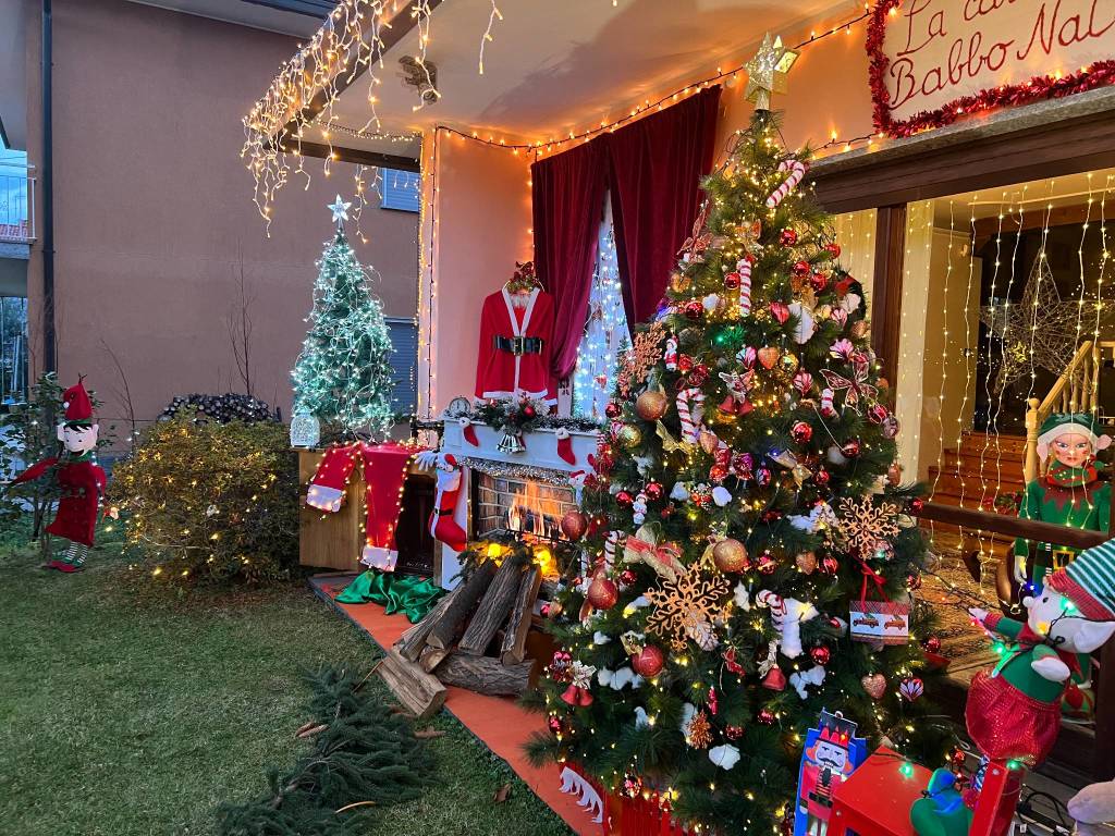 A Ispra la casa di Babbo Natale con un allestimento di luci e addobbi