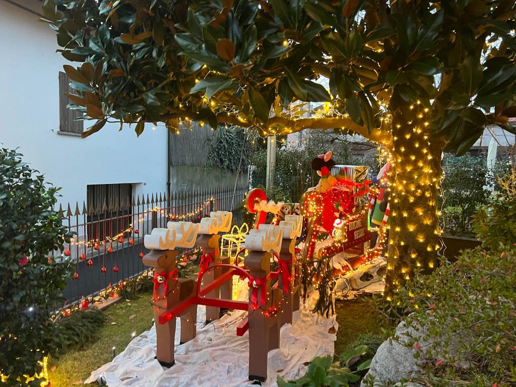 A Ispra la casa di Babbo Natale con un allestimento di luci e addobbi