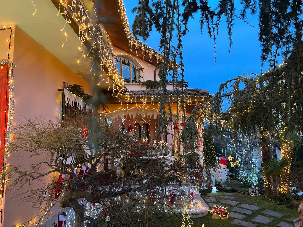 A Ispra la casa di Babbo Natale con un allestimento di luci e addobbi