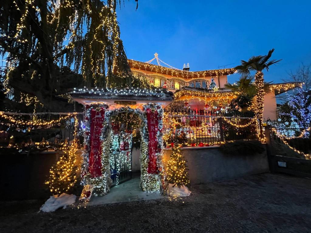 A Ispra la casa di Babbo Natale con un allestimento di luci e addobbi
