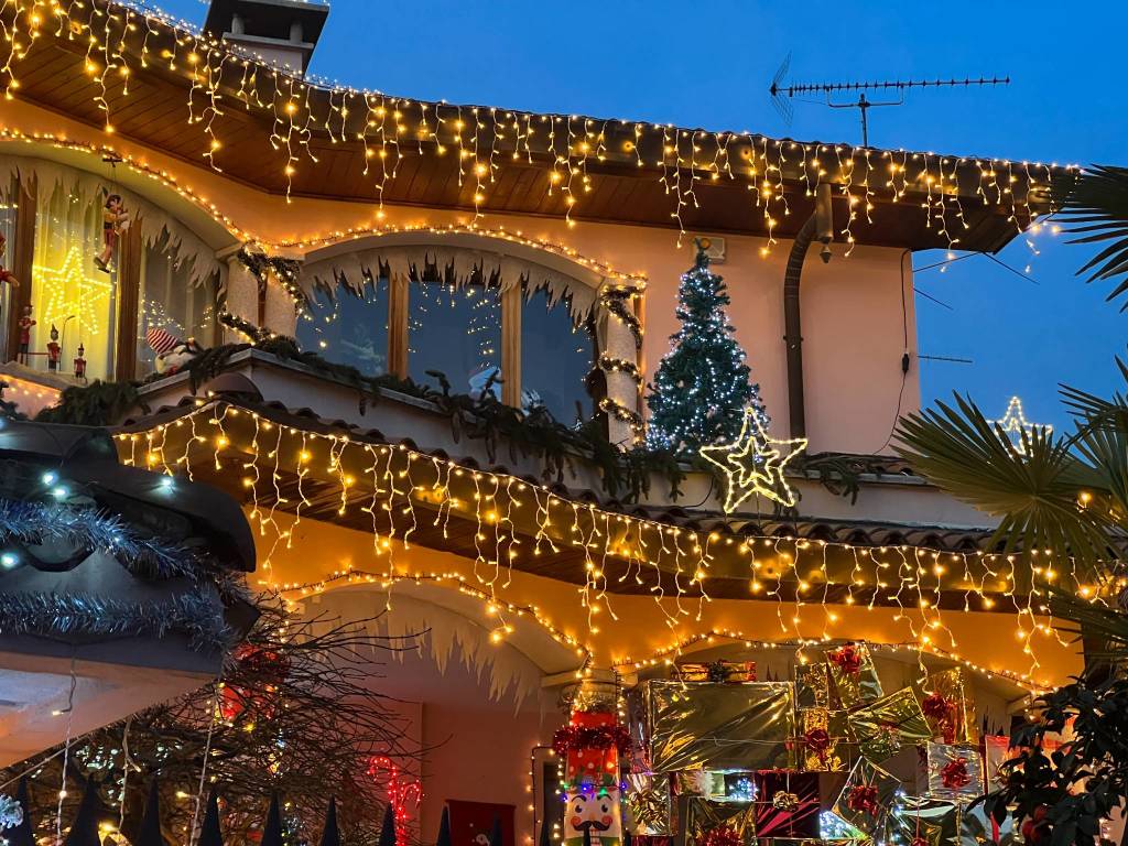A Ispra la casa di Babbo Natale con un allestimento di luci e addobbi