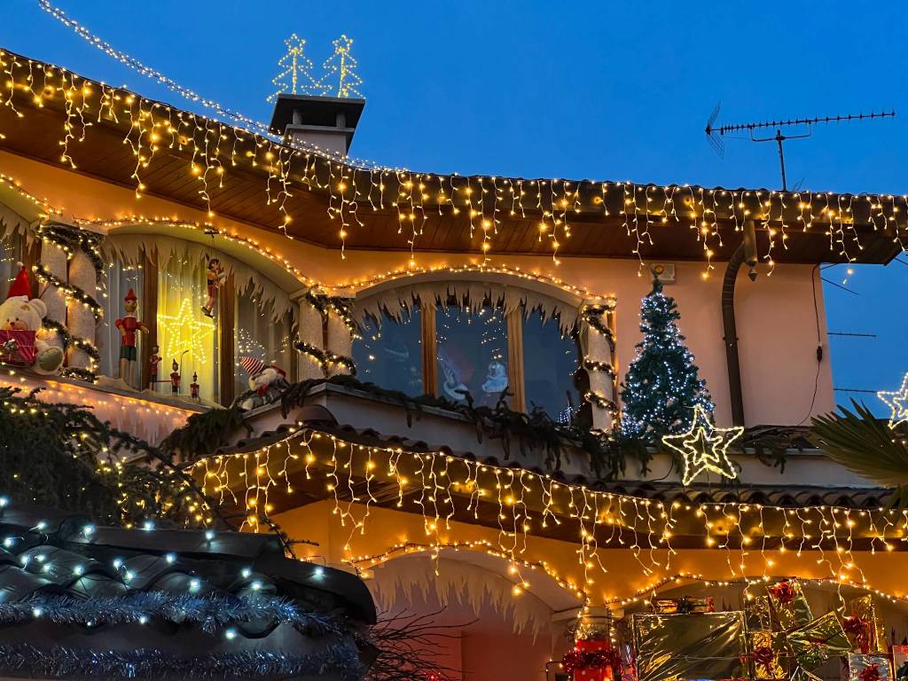 A Ispra la casa di Babbo Natale con un allestimento di luci e addobbi