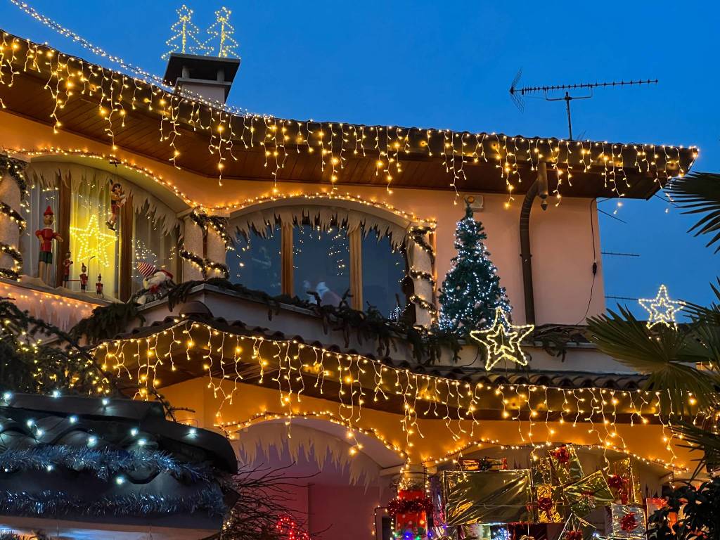 A Ispra la casa di Babbo Natale con un allestimento di luci e addobbi