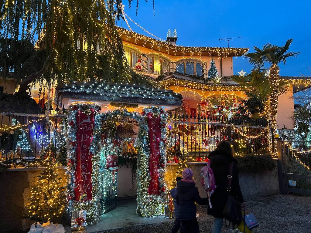 A Ispra la casa di Babbo Natale con un allestimento di luci e addobbi